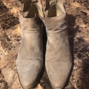 Steve Madden booties size 8 Taupe Suede